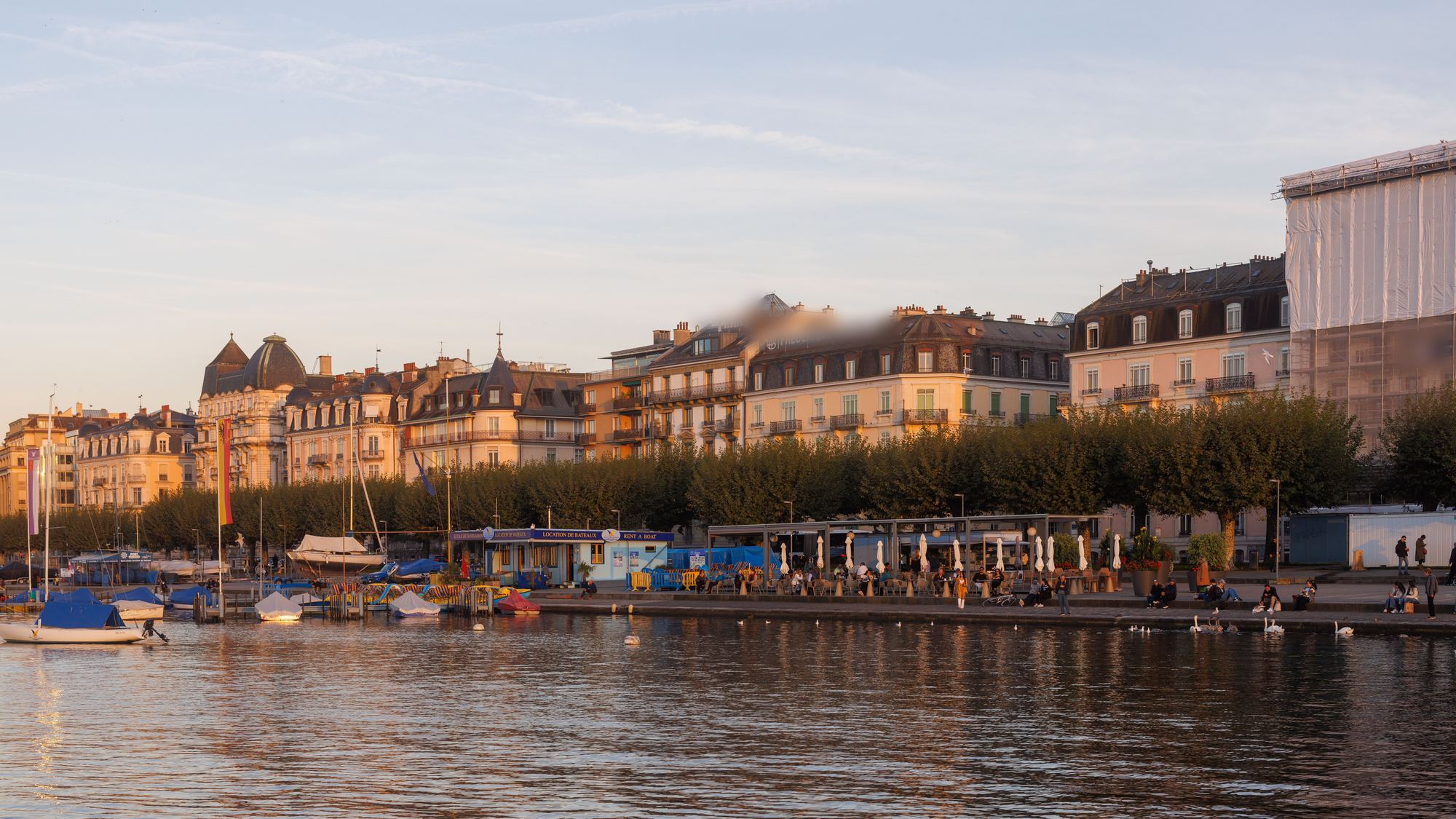 Genève au bord du lac, dans la première lumière du matin